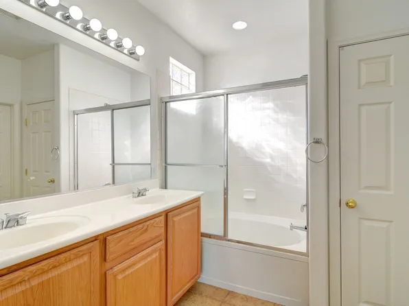 6180 Bridgeport Hills Ave, Las Vegas, NV 89139