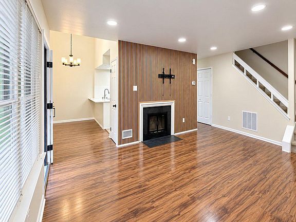 5th image of 15 Heather Ct