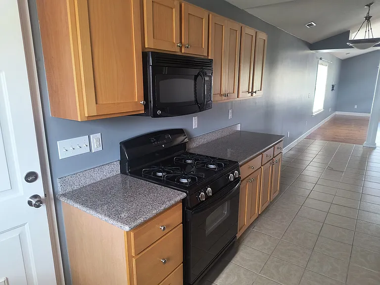 404 Elsmore Dr — Photo 8