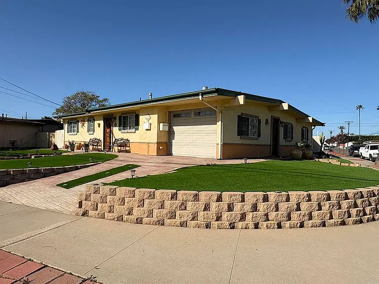 1032 Iris Ave — Photo 3