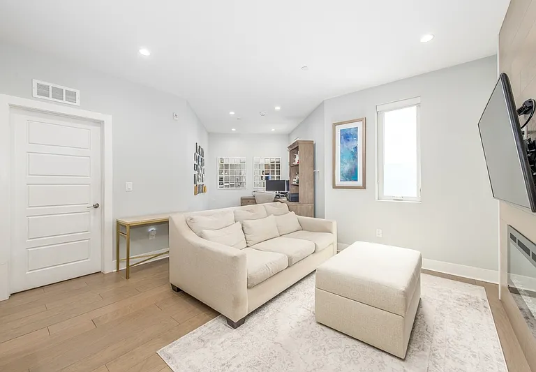 1405 Frankford Ave #402 — Photo 4