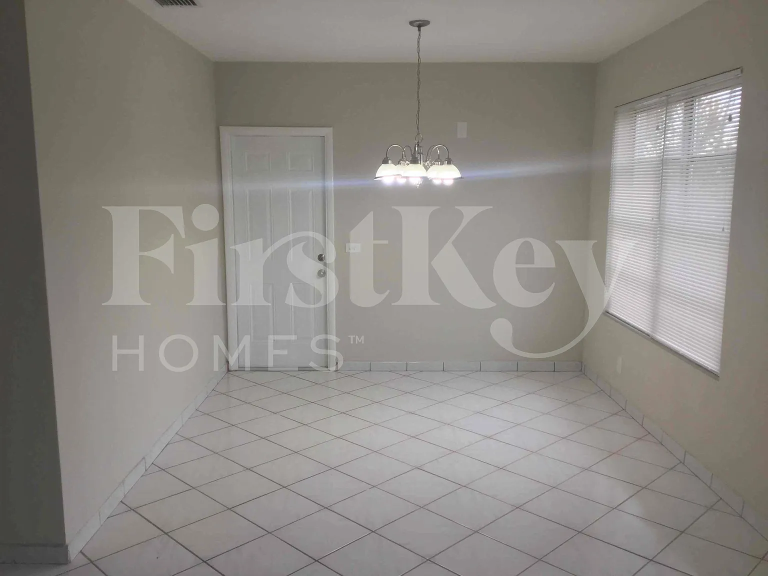 3 bed, 2.0 bath, 1641 sqft, $3,385 — Photo 2