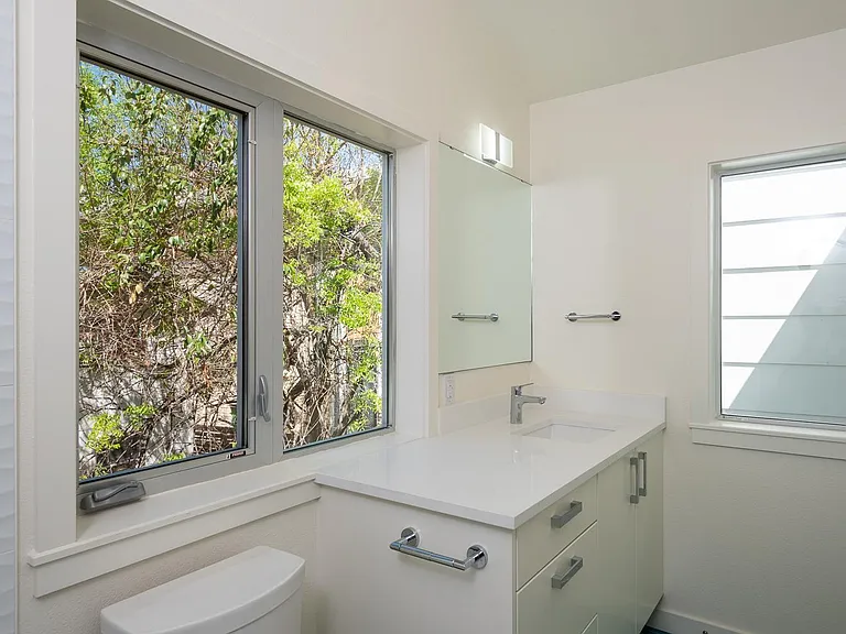 En Suite Bath - South Bedroom