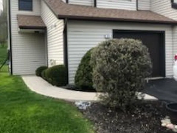 21 Surrey Hill Dr, Latham, NY 12110