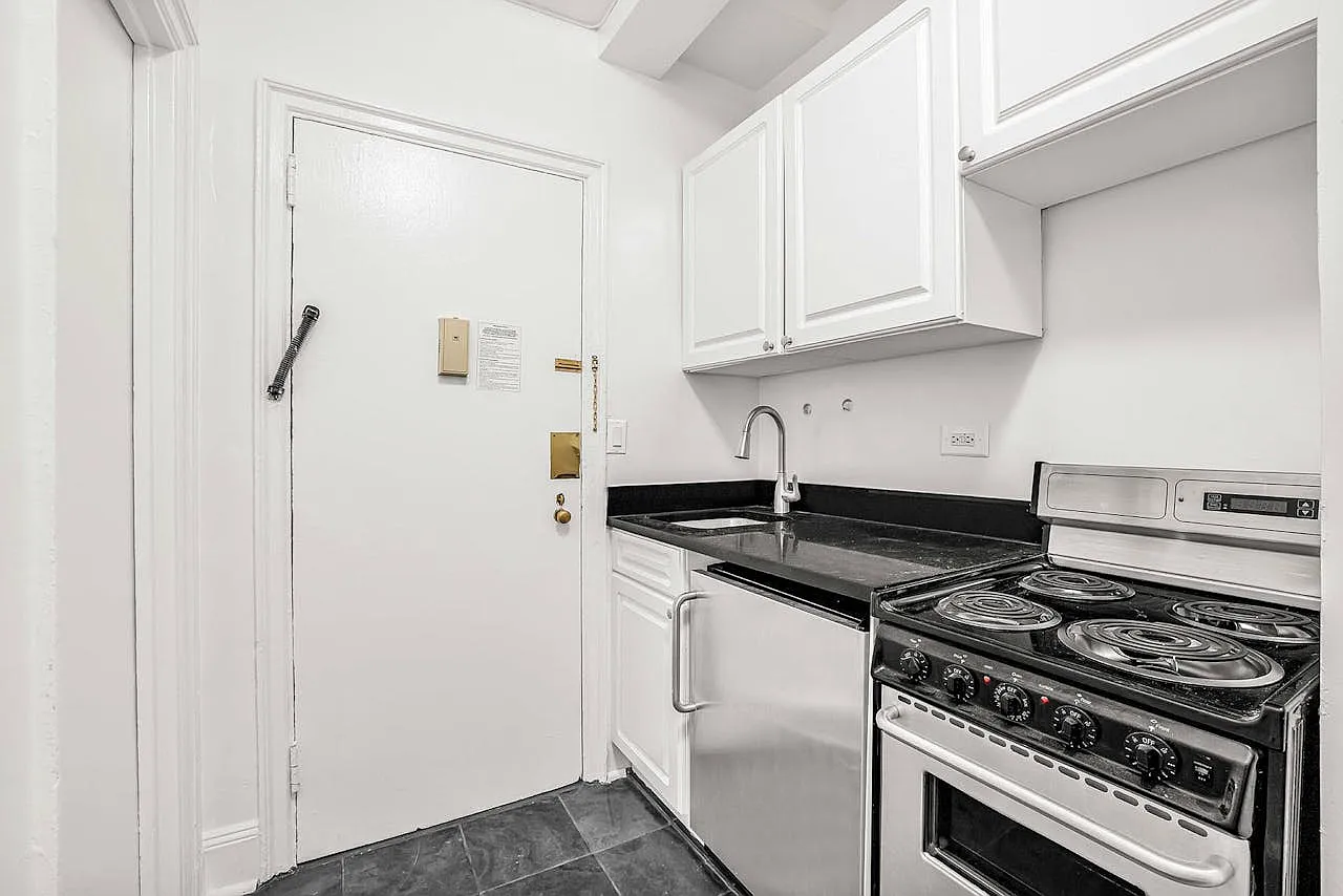 310 East 44th Street — Photo 2