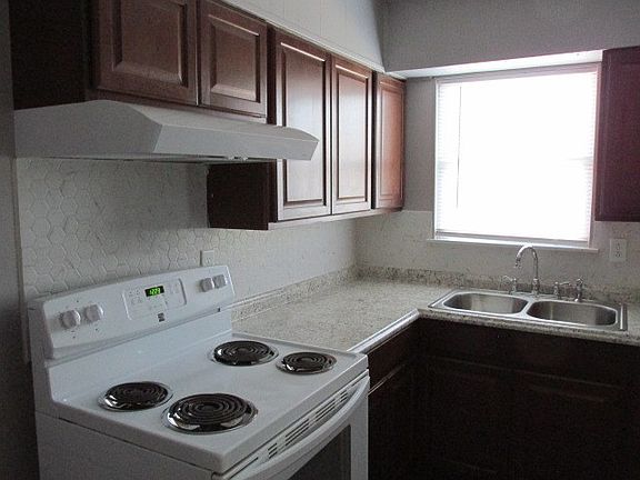 5th image of 1510 E Bowie St