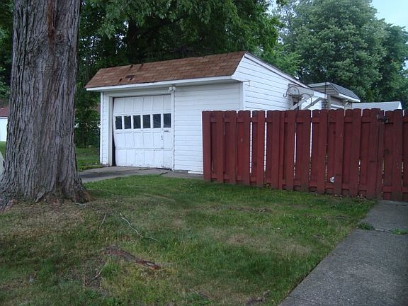 2nd image of 460 E 260th St