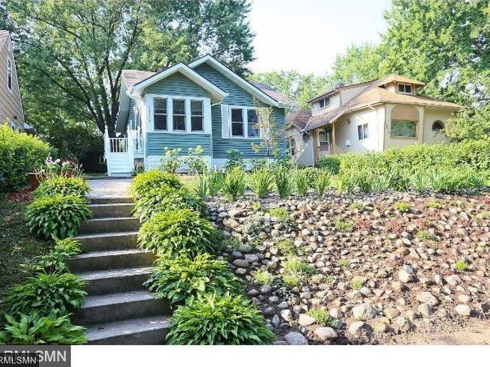 Low maintenance vinyl siding, curb appeal galore!!