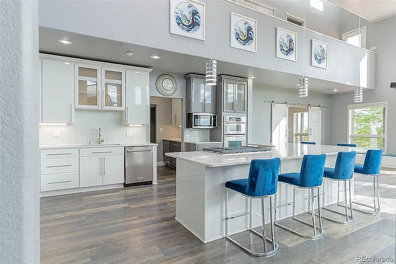5 bed, 4.5 bath, 6958 sqft, $12,000 — Photo 1