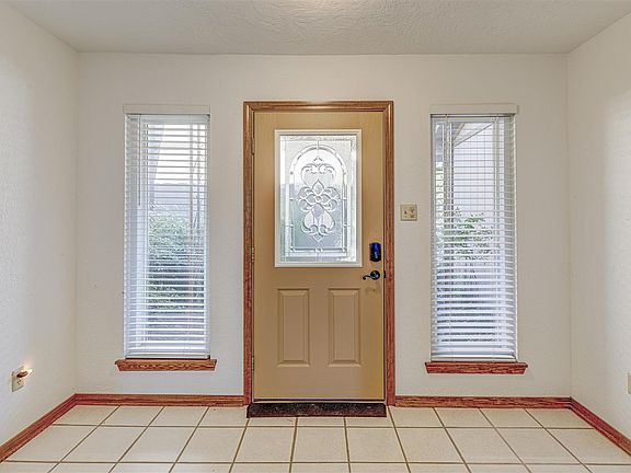 5th image of 2504 NE Turtle Creek Dr