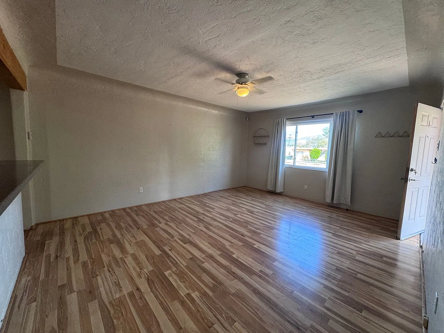 Ridgecrest 2 Bed with a great yard! — Photo 4
