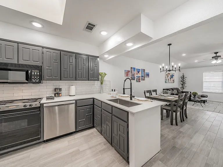 8901 Thompson Cir — Photo 25