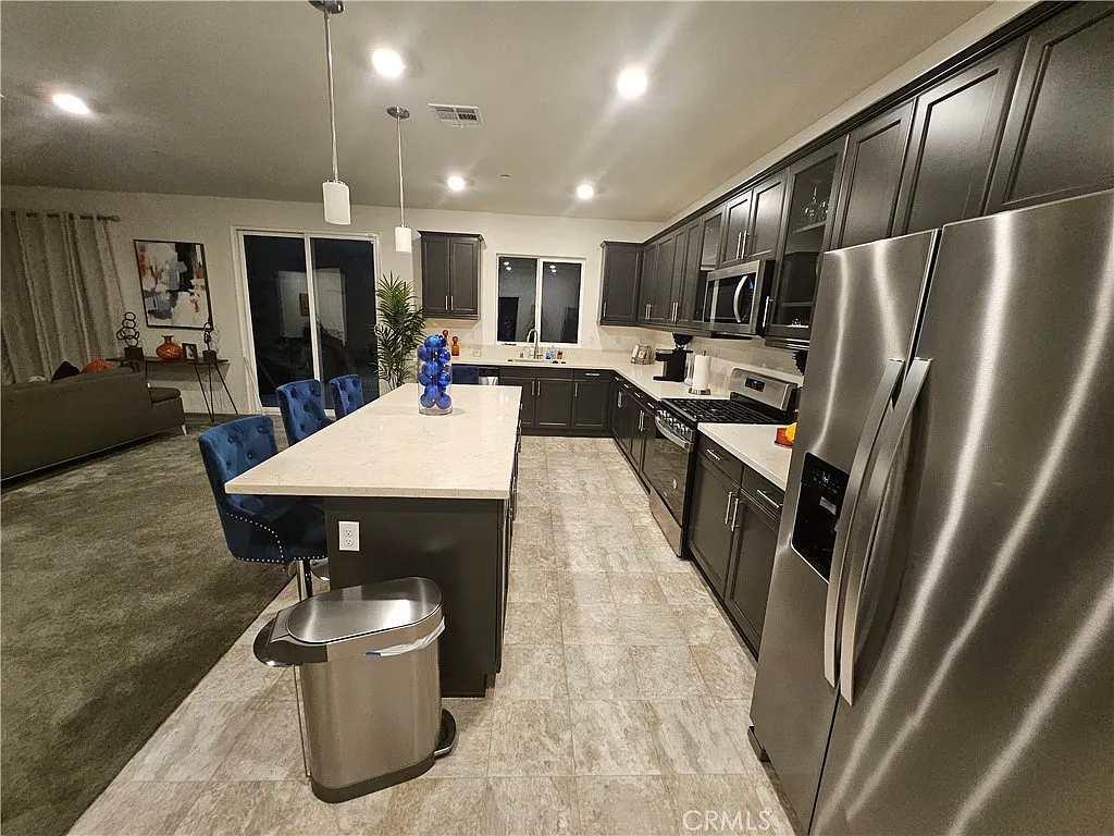 4 bed, 2316 sqft, $3,950 — Photo 4
