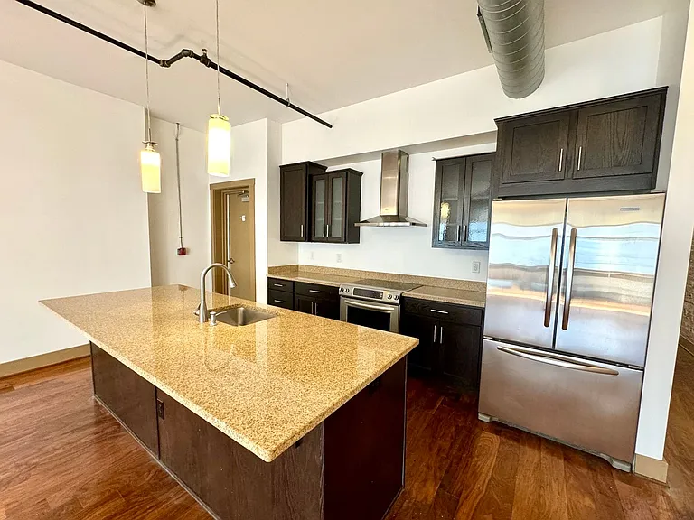 641 Walnut St Apartments — Photo 18