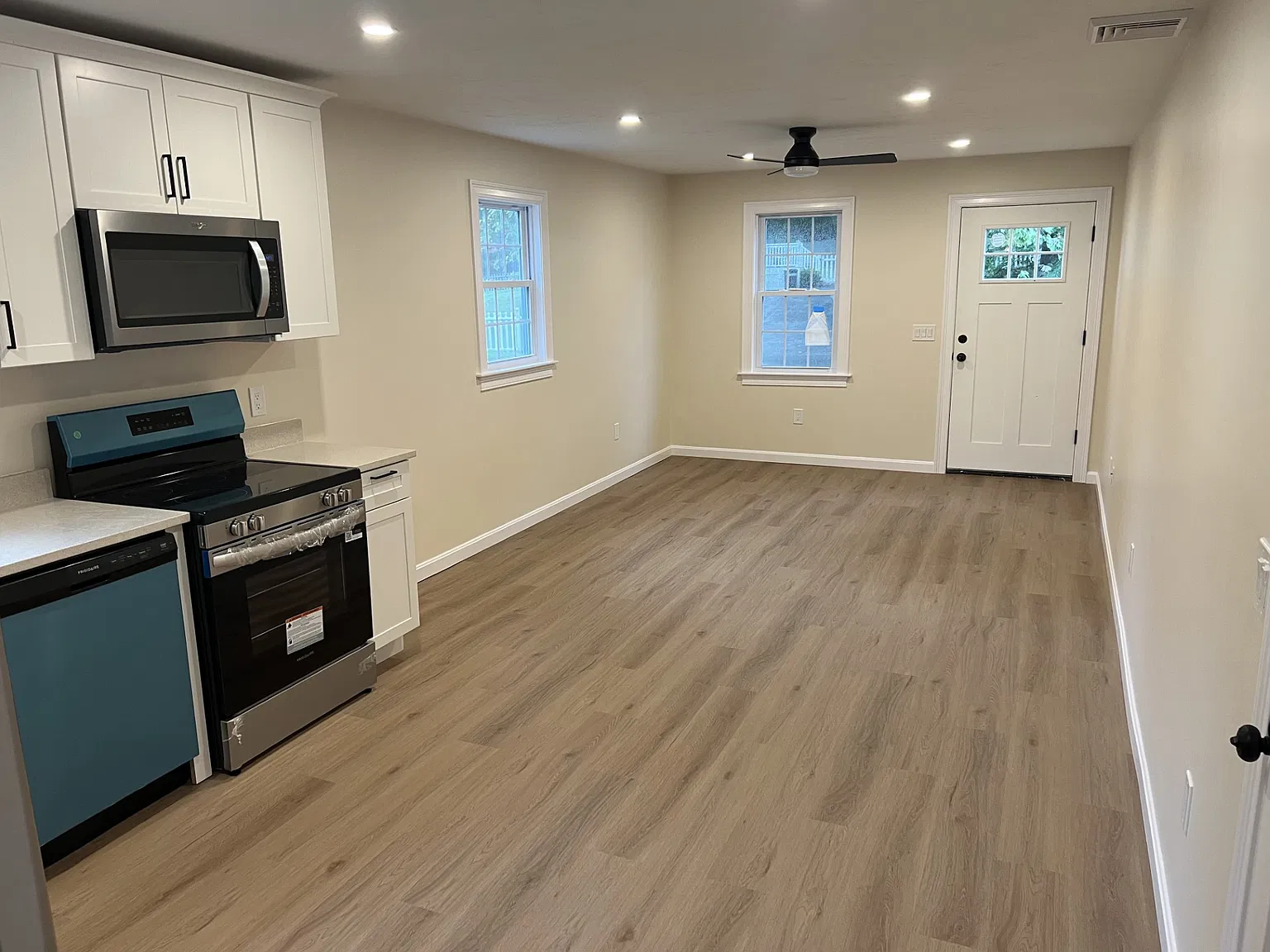 1 bed, 744 sqft, $2,300 — Photo 3