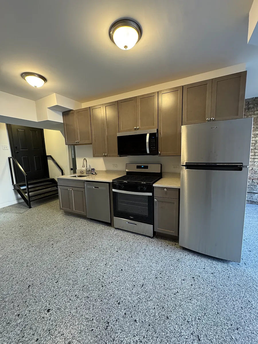 Building Photo - 2437 W Diversey Ave