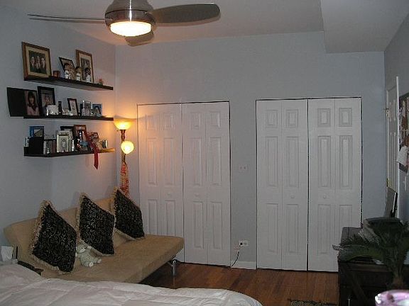 King-Size Bedroom 17'x11' (b)