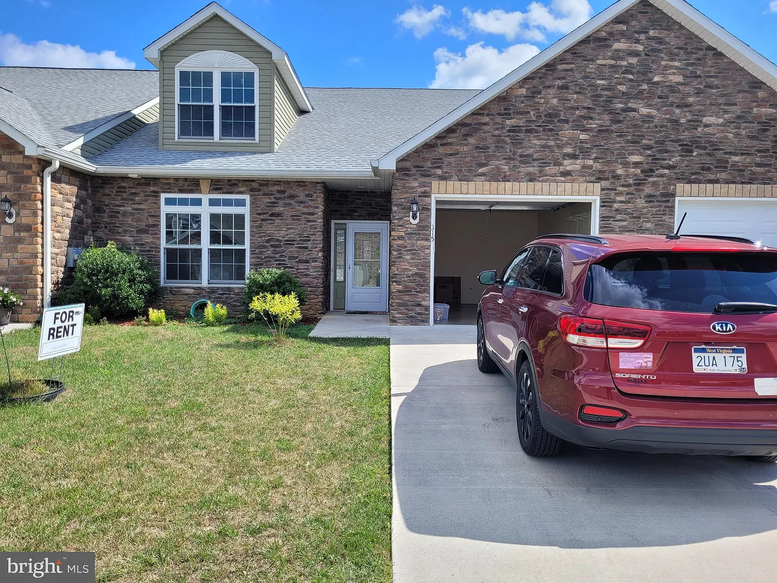 3 bed, 2300 sqft, $2,250 — Photo 2