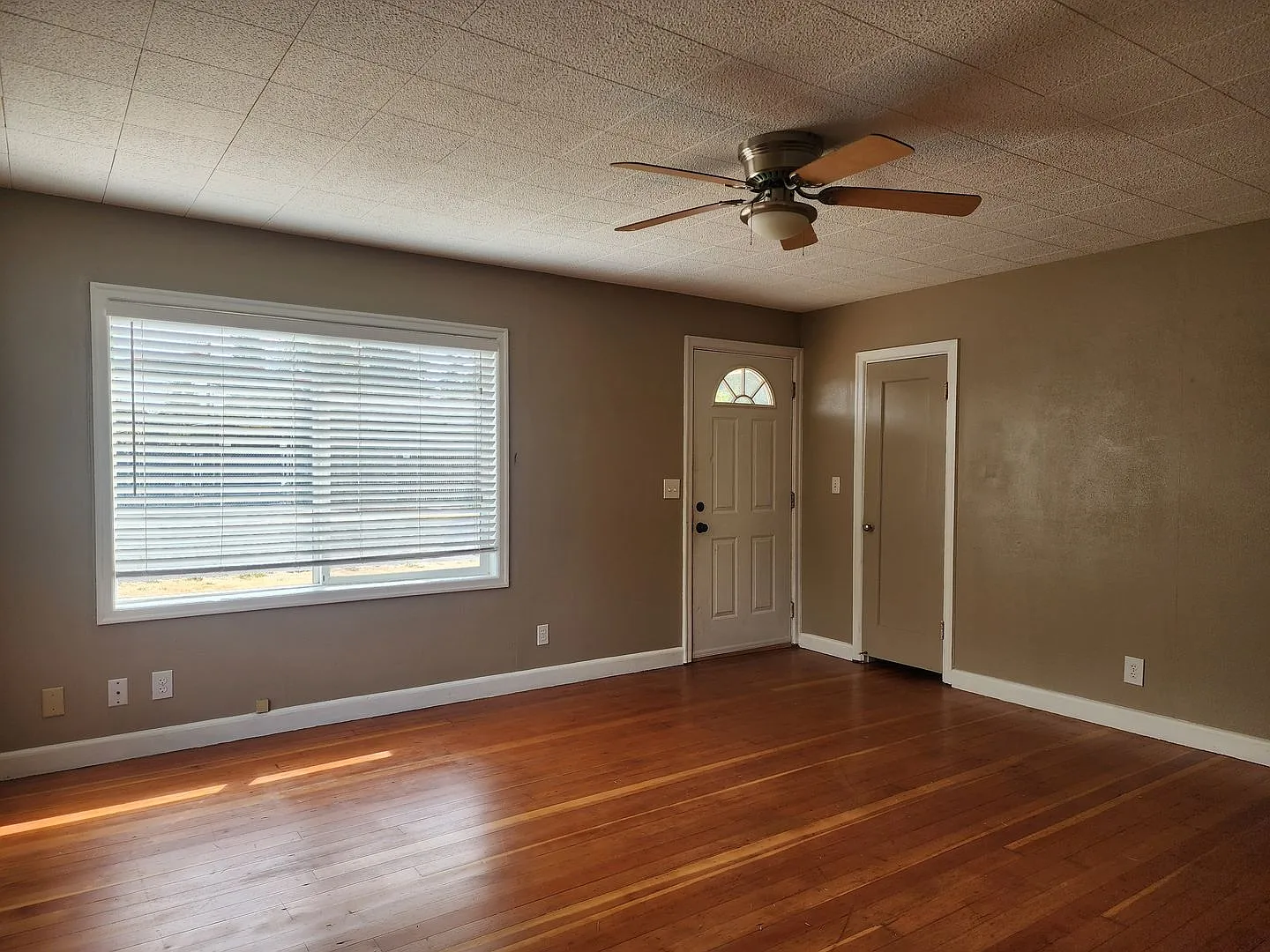 Cute Single Family Home Across from Memorial Park — Photo 3
