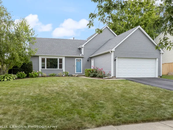 2201 Pontiac Cir, Naperville, IL 60565