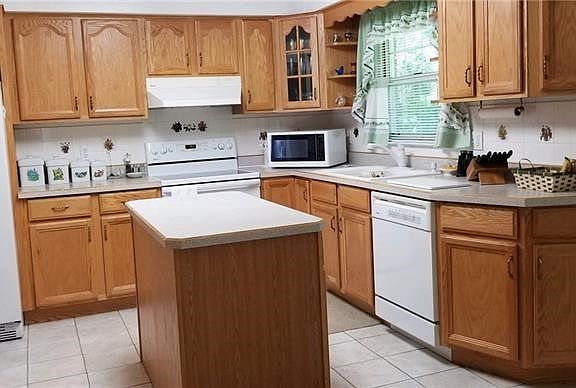 5th image of 810 Brookview Dr