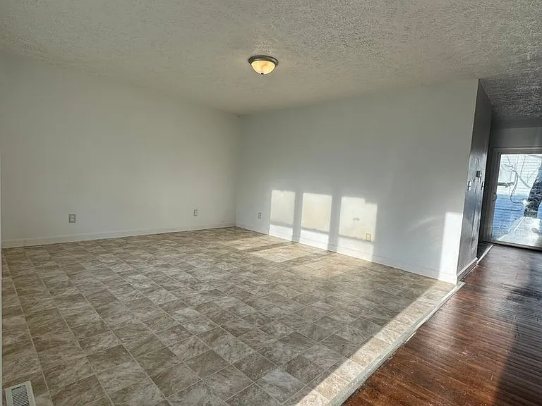 2021 N Pierce Ave — Photo 2