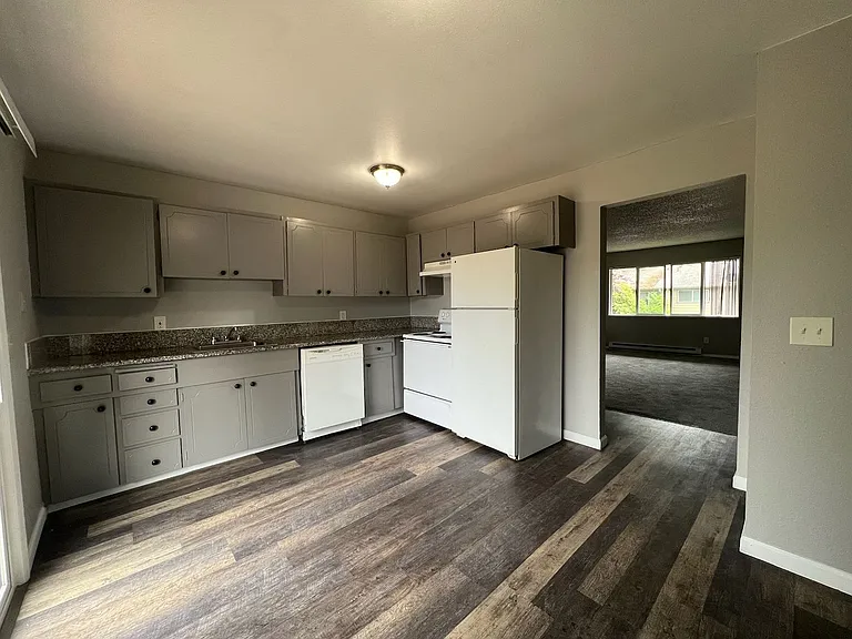 Green Tree Apartments — Photo 14