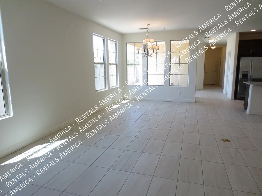 Beautiful 3 Bedrm 2.5 Bath w 3 Car Garage in N/E Buckeye! — Photo 2