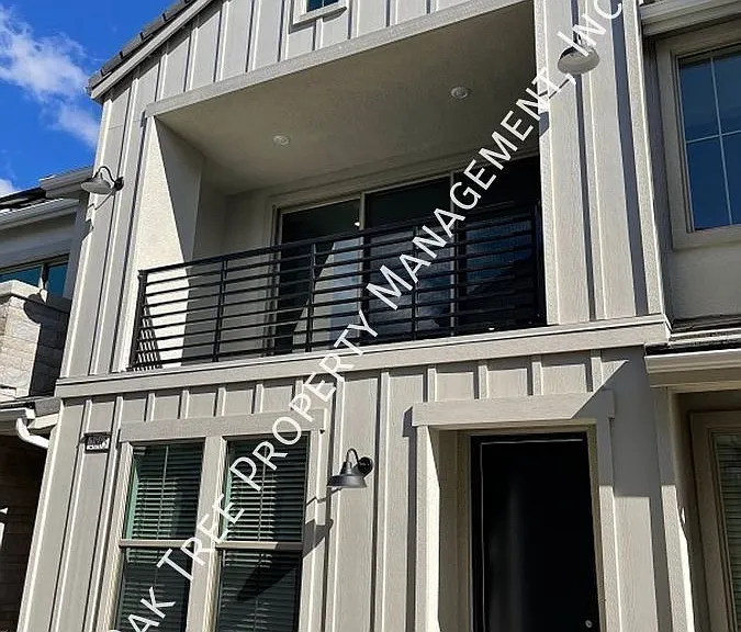 2863 E Tamarind Dr — Photo 1