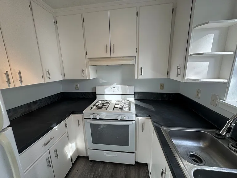 637 SW 9th St — Photo 12