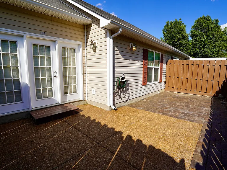 131 Lake Chateau Dr — Photo 1