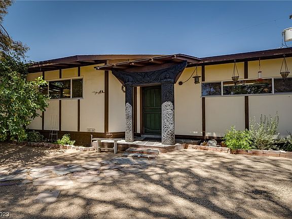 2nd image of 704 Evergreen Cir