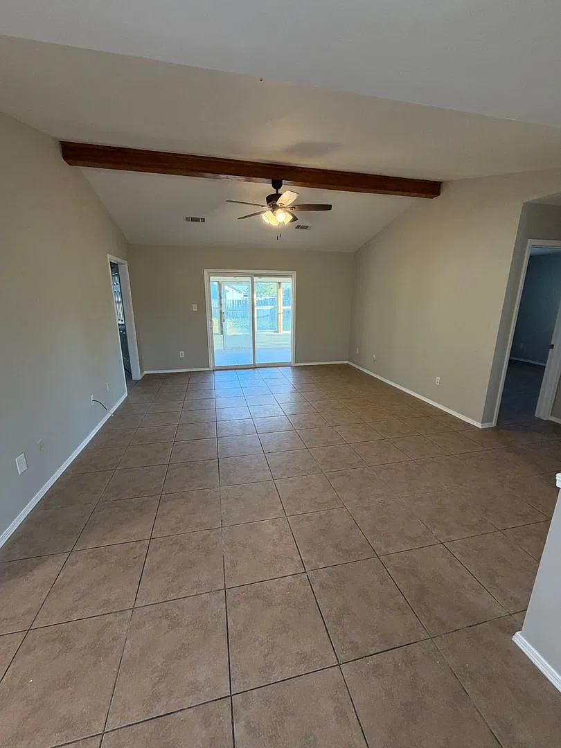 3 Bed 2 Bath House with 2 Car Garage. Gas Heat & Hot Water. — Photo 3