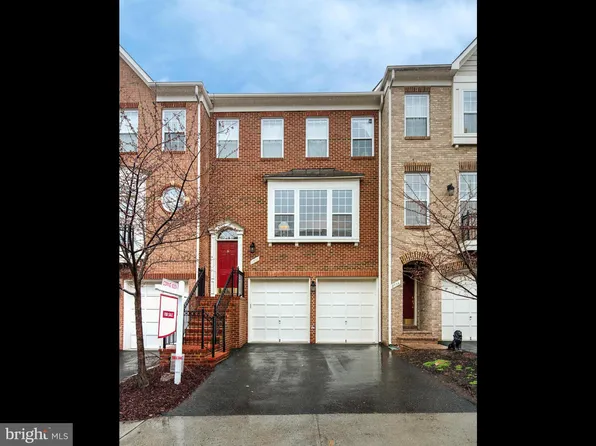 2958 Thompson Park Ln, Fairfax, VA 22031