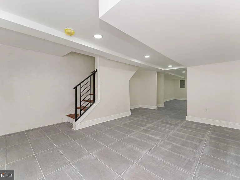 5426 Webster St — Photo 25