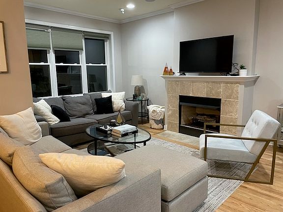 3rd image of 1530 W Fullerton Ave APT 2