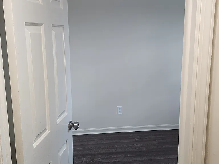 Entrance to 2nd bedroom.