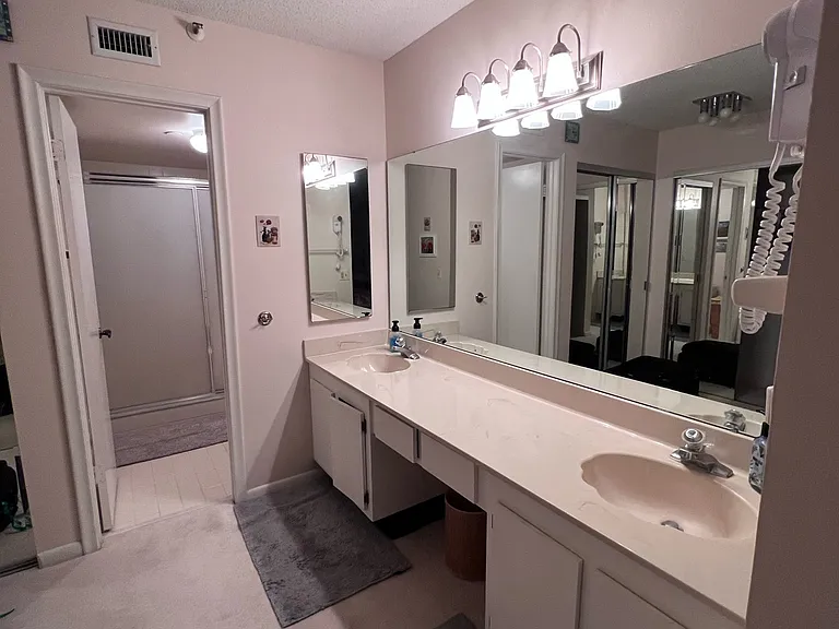 Master bedroom en suite bathroom
