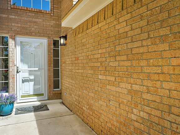 5th image of 10015 Petra Ct NE