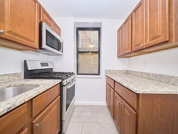 4th image of 735 W 172nd St APT B25