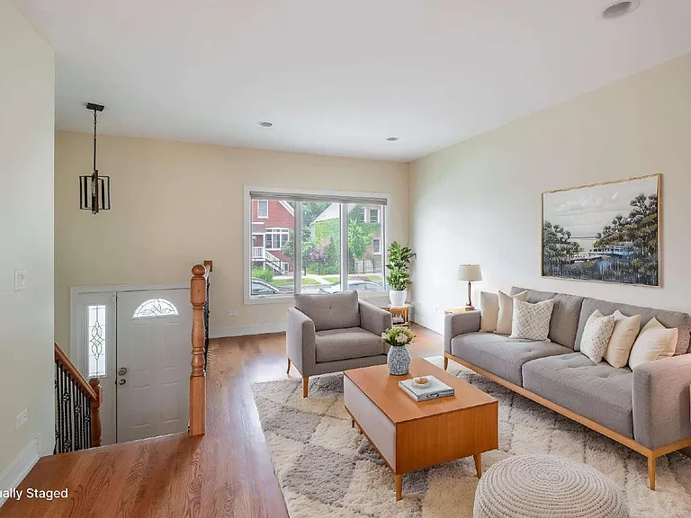 1110 N Christiana Ave — Photo 3