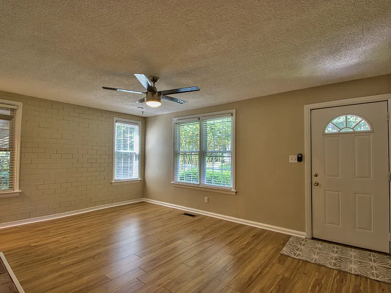 301 Cactus St — Photo 5