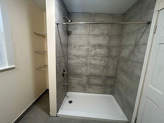 5th image of 422 Willett St #1