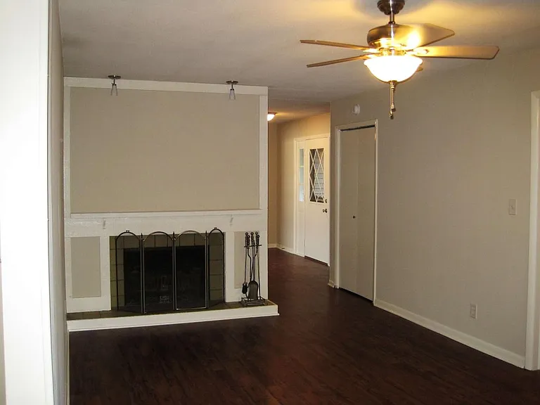 2404 Lyndhurst Dr — Photo 5