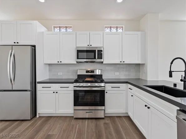 2323 Desert Fox Dr, Henderson, NV 89052