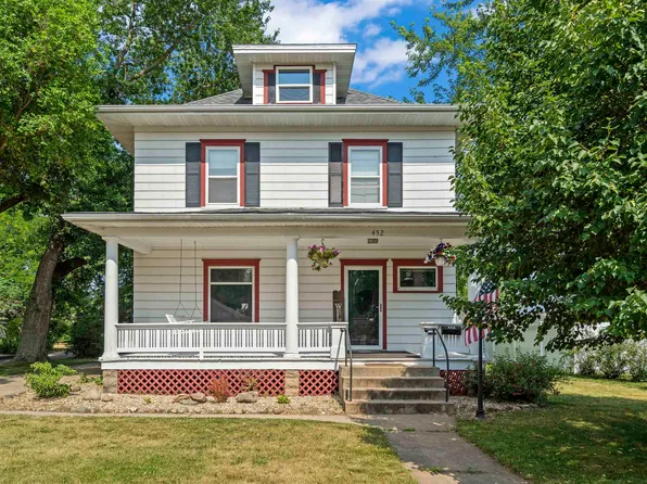 452 S Tama St, Manchester, IA 52057