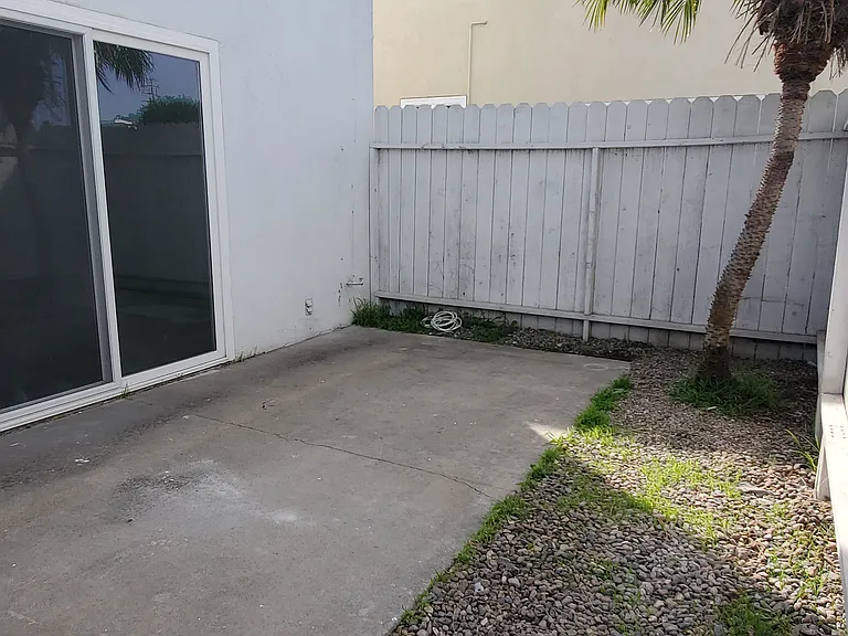 297 16th Pl #B — Photo 9