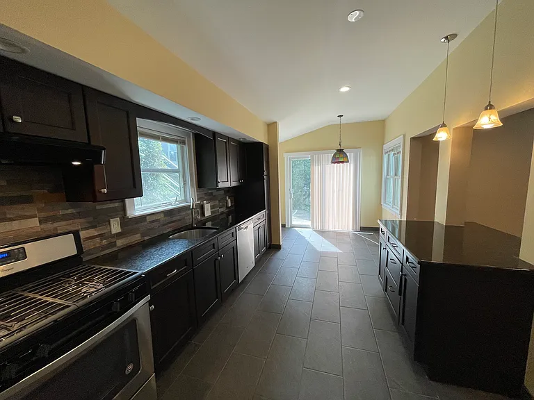112 E Broadway #A — Photo 9