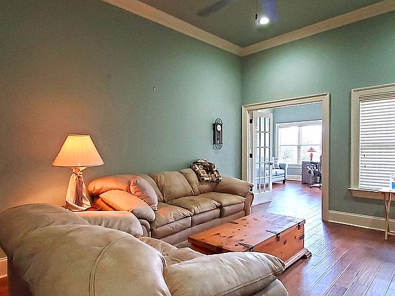 Huge LR leads to Sunroom