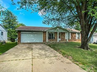242 Valley Dr, Farmington, MO 63640